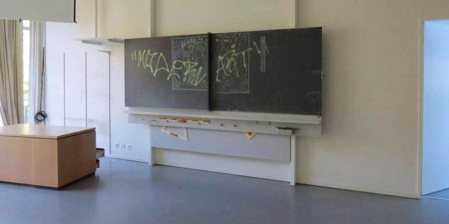 Die Wandtafel wurde versprayt.