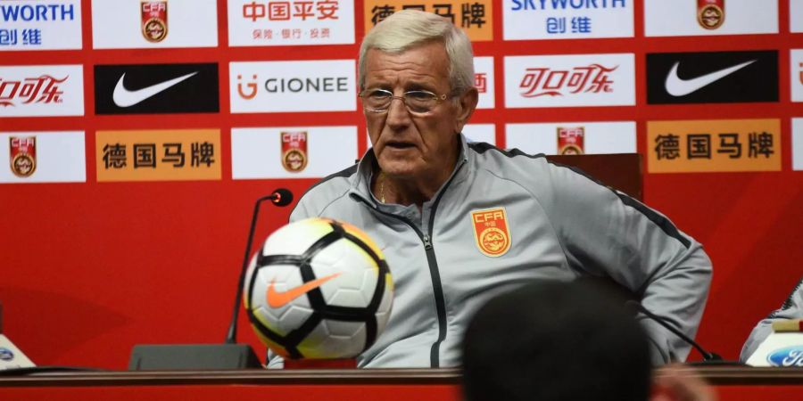 Marcello Lippi, Trainer der Nationalmannschaft von China, spricht auf einer Pressekonferenz.