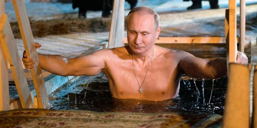 Der russische Präsident Wladimir Putin taucht am Seligersee in Svetlitsa (Russland) in der Nähe des Nilow-Klosters in ein Eisloch.