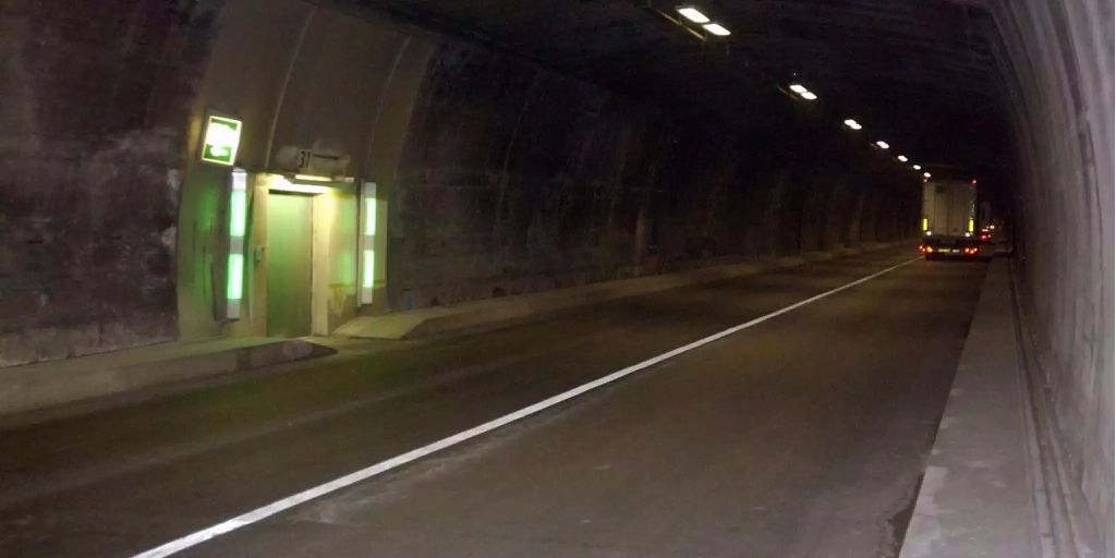 Auto fängt in Tunnel Feuer