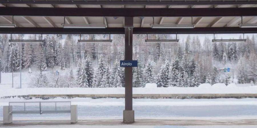 Die extreme Wetterlage traf auch den Bahnhof Airolo.