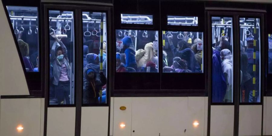 In Italien ist ein Bus von der Strasse abgekommen. Mehrere Menschen sind verletzt.