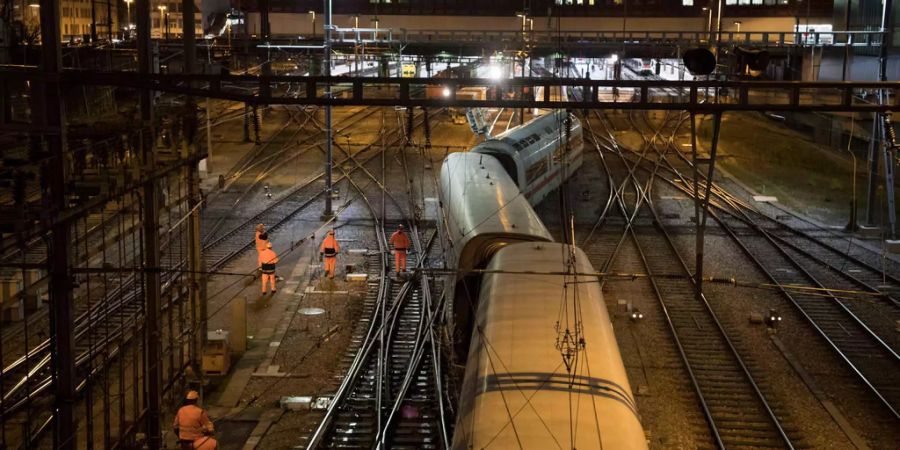 Wieso es zum Unglück kam, ist noch unklar. Drei Wagen des Zuges waren aus den Schienen gesprungen.