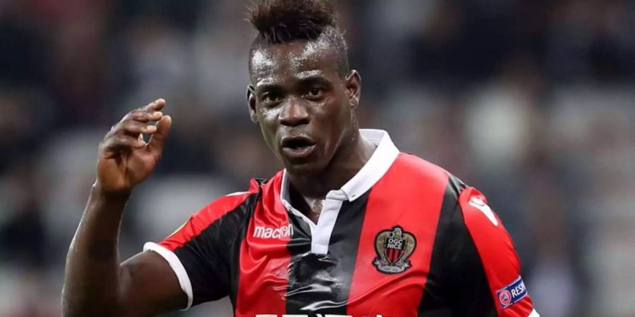 Mario Balotelli ist beim 1:0 Sieg von Nizza gegen Dijon zwar einziger Torschütze, doch der exzentrische Italiener fliegt kurz vor Schluss wieder einmal vom Platz. Nach einem harten Foul von hinten sieht er zurecht die rote Karte. Den Entscheid des Schiedsrichters kann Super-Mario gar nicht nachvollziehen und lässt seiner Wut freien Lauf. Leidtragendes Objekt: Das Plexiglas der Ersatzbank.