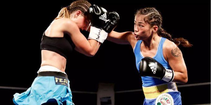 Aniya Seki (rechts) bei ihrem Kampf gegen Tolnai im November 2017. Aniya Seki (rechts) bei ihrem Kampf gegen Tolnai im November 2017.