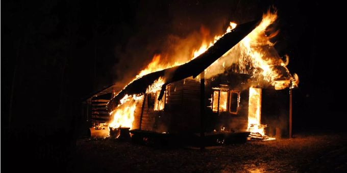Die Jagdhütte brannte lichterloh. Die Jagdhütte brannte lichterloh.