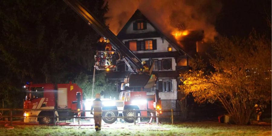Die Löscharbeiten dauerten bis in die frühen Morgenstunden.