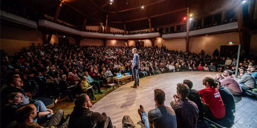 Daniele Gansers Vorträge sind meist gut besucht.