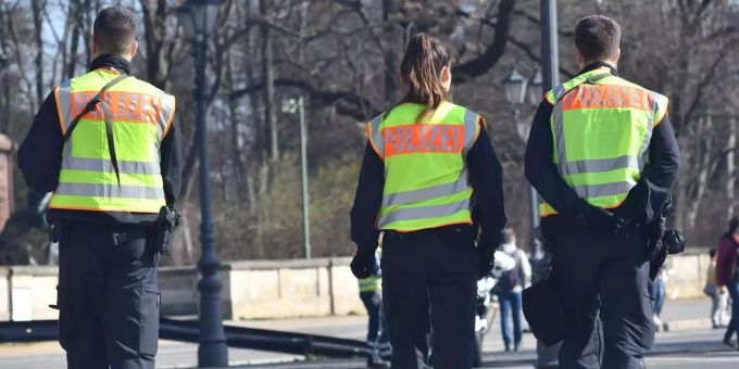 Eine Polizeistreife geht am Rande der Laufstrecke. Eine Polizeistreife geht am Rande der Laufstrecke.