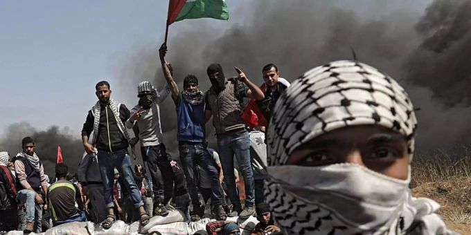 Tausende Palästinenser demonstrieren im Grenzgebiet zu Israel. Palästinenser