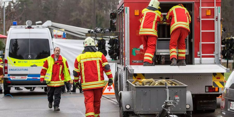 Die Feuerwehr rückte wegen einem Brand aus, im Haus fanden sie vier Leichen.