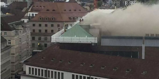 Zürcher UBS brennt - «Rettungskräfte müssen das Dach auffräsen»