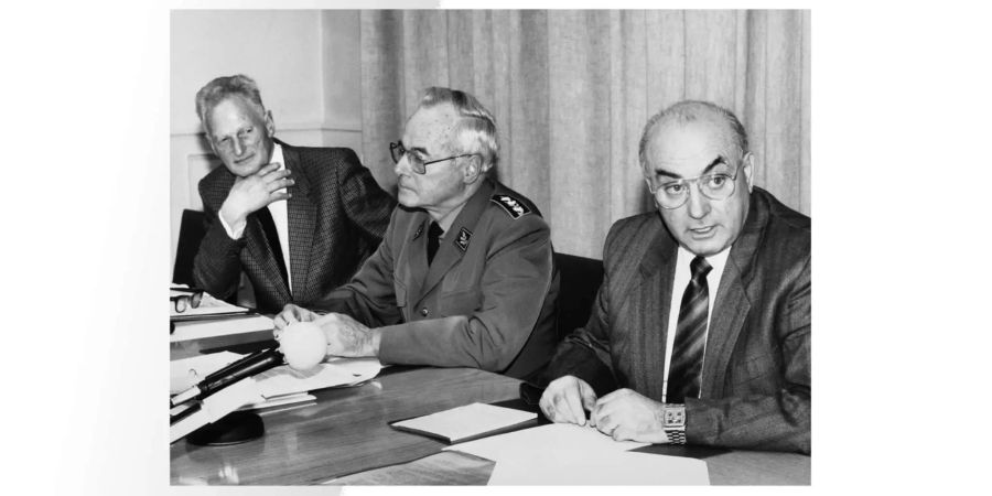 7. Dezember 1990 an einer Pressekonferenz im Bundeshaus in Bern: Efrem Cattelan alias «Rico» (r.), seit 1979 Chef der Geheimarmee P-26, nimmt erstmals Stellung zur von ihm mitaufgebauten und geleiteten geheimen Widerstandsorganisation. Schützenhilfe erhält er vom früheren Generalstabschef und Historiker Hans Senn (l.). Generalstabschef Heinz Häsler (m.), versichert seinerseits, dass die Organisation definitiv aufgelöst werde.