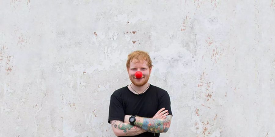 Ed Sheeran hilft kleinen Jungs in Monrovia.