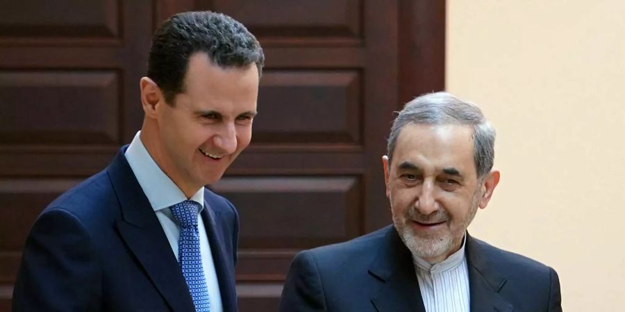 Baschar al-Assad (l), Präsident von Syrien, mit Ali Akbar Velayati, einem Berater des obersten Führers des Iran.