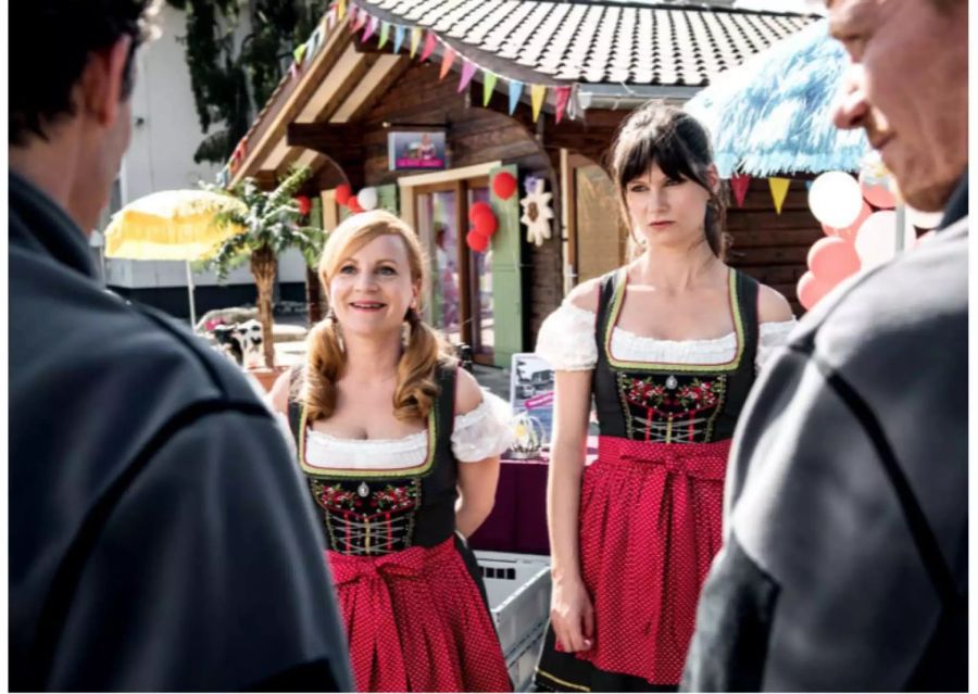 Nele (Vera Bommer)) und Monika (Wanda Wylowa) arbeiten als Hostessen.