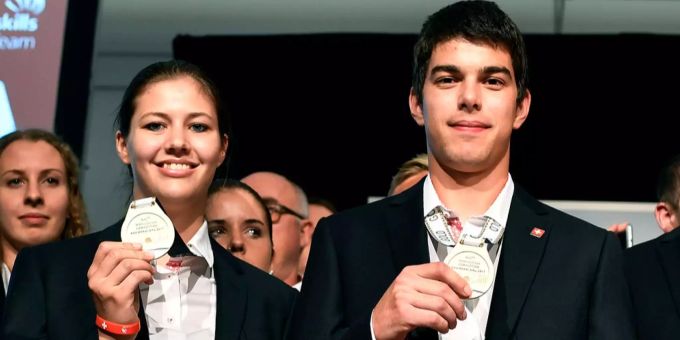 Teilnehmer des Swiss Skills Team zeigen ihre Medaille. Teilnehmer des Swiss Skills Team zeigen ihre Medaille.