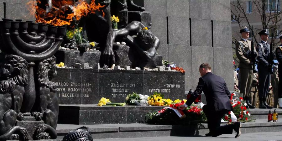 Andrzej Duda, Präsident von Polen, legt auf einer Gedenkveranstaltung einen Kranz nieder.