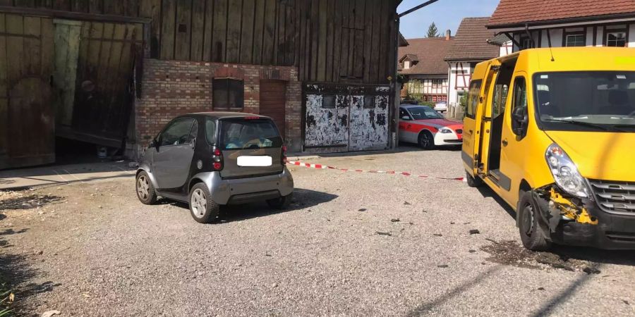 Der Smart prallte zuerst in den Lieferwagen und dann in ein Scheunentor.