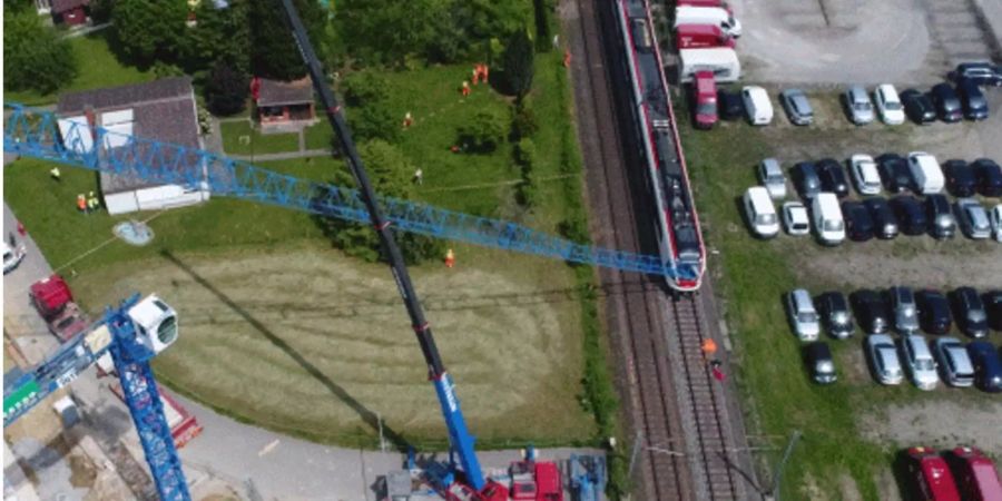 In Schinznach-Bad AG war am Samstagmorgen ein Ausleger eines Baukrans auf einen SBB-Zug gestürzt.