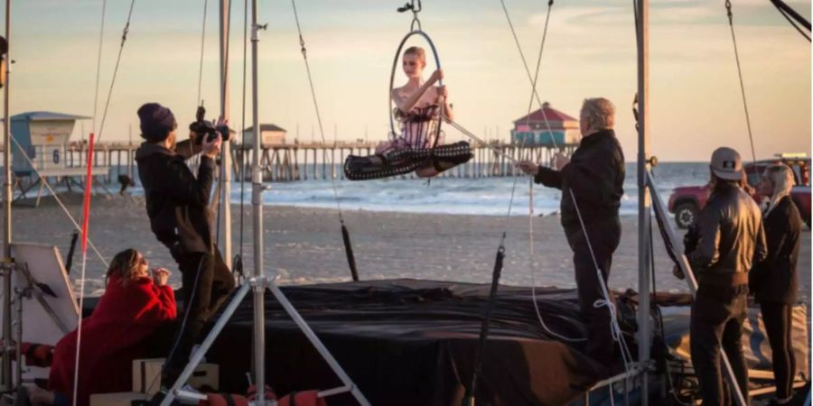 Traumkulisse: Am Strand von Los Angeles werden die Kandidatinnen von einem Starfotografen geshootet.