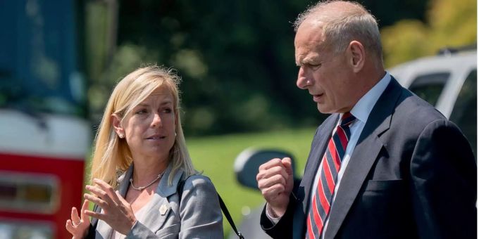 Kirstjen Nielsen und John Kelly vor dem Weissen Haus in Washington. Kirstjen Nielsen und John Kelly vor dem Weissen Haus in Washington.