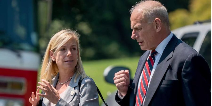 Kirstjen Nielsen und John Kelly vor dem Weissen Haus in Washington.