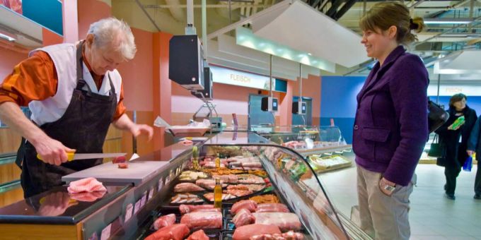 Der Schweizer Detailhandel verkauft 2017 weniger Fleisch. Der Schweizer Detailhandel verkauft 2017 weniger Fleisch.