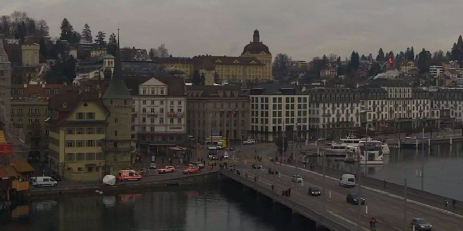 In Luzern fiel eine Person von der Seebrücke in die Reuss.