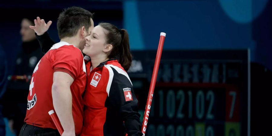 Die Mixed-Curler Jenny Perret und Martin Rios sichern der Schweiz die erste Medaille.