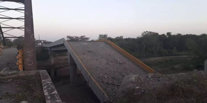 Eine von Rebellen zerstörte Brücke nach dem Scheitern der Friedensgespräche Eine von Rebellen zerstörte Brücke nach dem Scheitern der Friedensgespräche