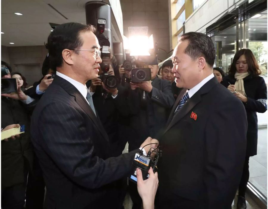 Südkoreas Vereinigungsminister Cho Myoung Gyon (l.) und sein nordkoreanischer Amtskollege Ri Son Gwon geben sich in Panmunjom die Hand.