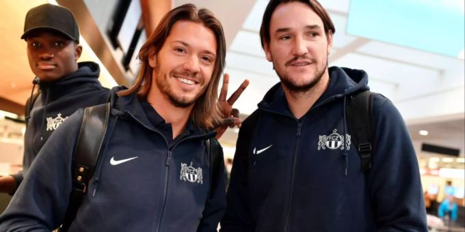 Lässt sich lieber mit Teamkollege Adrian Winter ablichten: Alain Nef am Check-In in Zürich. Lässt sich lieber mit Teamkollege Adrian Winter ablichten: Alain Nef am Check-In in Zürich.