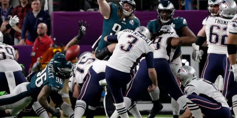 New Englands Kicker Stephen Gostkowski verschiesst ein Field Goal.