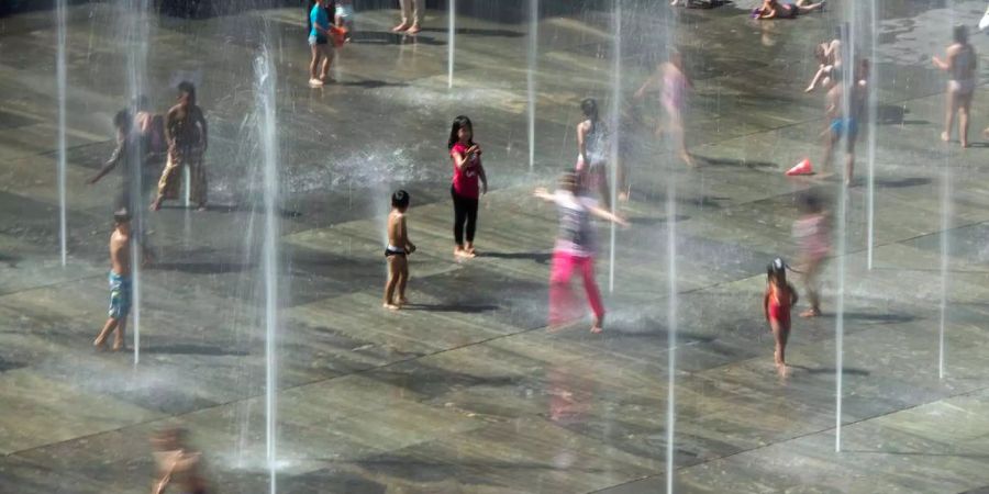 Wasserspiel im Sommer