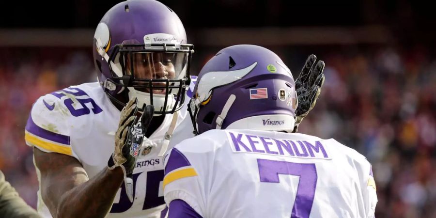 Die Vikings gewinnen ein verrücktes Spiel gegen die Redskins mit 38:30. Quarterback Case Keenum gelangen 21 Pässe für 304 Yards sowie vier TD-Pässe. Das ganze unter Beobachtung von QB Teddy Bridgewater, der erstmals seit 672 Tagen (!) wieder gemeldet wurde.