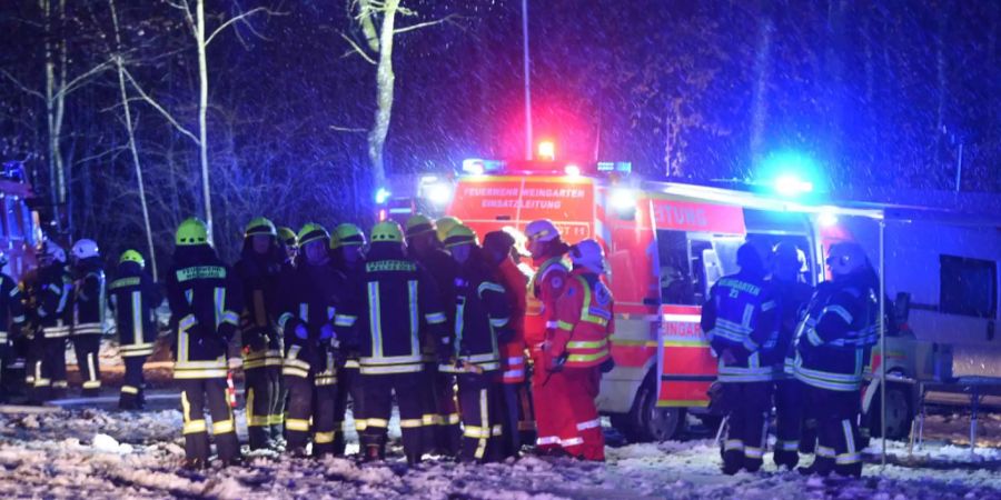 Rettungskräfte sichern am Donnerstagabend die Absturzstelle.