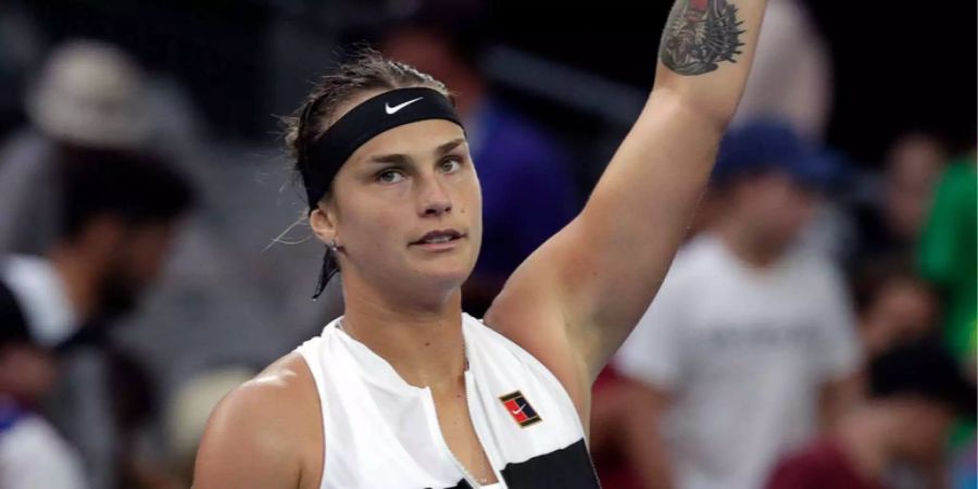 Aryna Sabalenka bedankt sich beim Publikum.