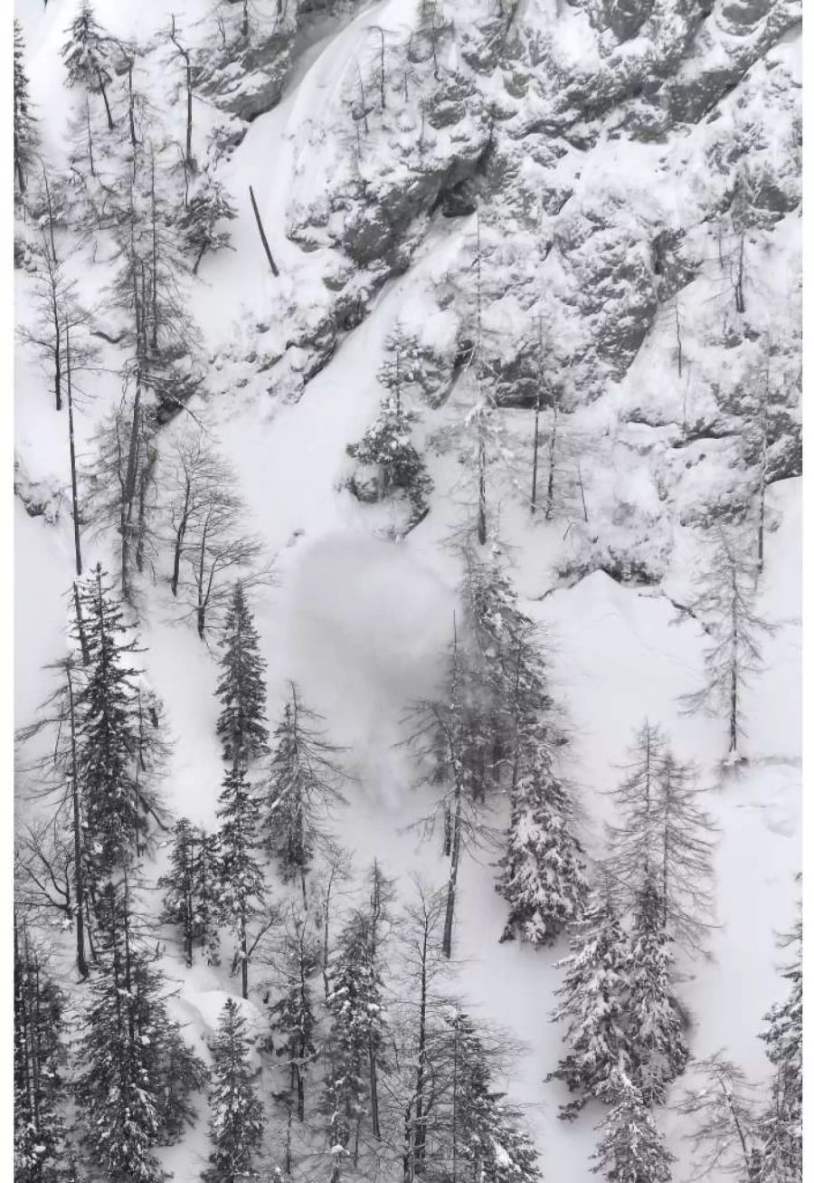 Dieses vom österreichischen Heer zur Verfügung gestellte Bild zeigt eine Lawinensprengung in den Alpen, die vom Militär durchgeführt wurde.