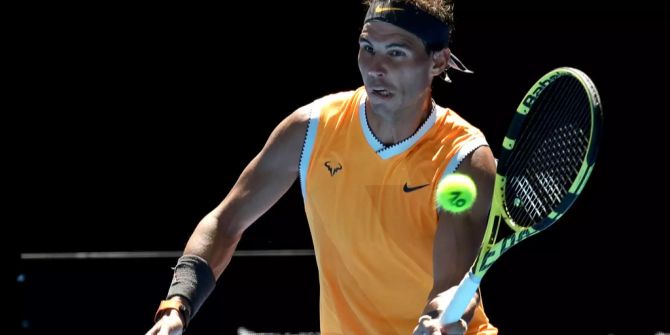 Rafael Nadal schlägt eine Vorhand gegen James Duckworth