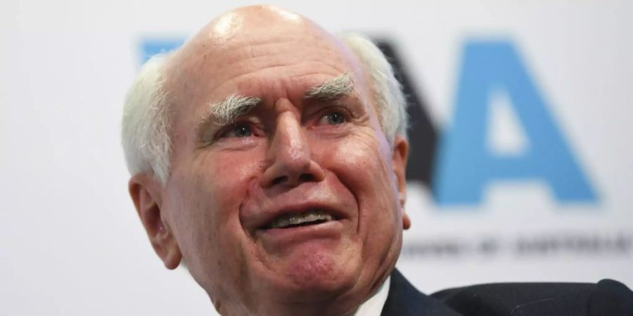John Howard spricht an einem Event.