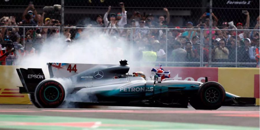 Nach dem Sieg gab es ein Ehren-«Burn-Out» von Lewis Hamilton.