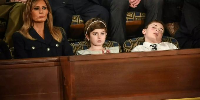 Joshua Trump macht während Trumps Rede ein Nickerchen Joshua Trump macht während Trumps Rede ein Nickerchen
