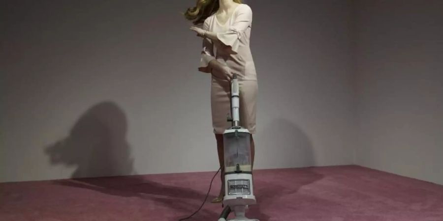 «Ivanka Vacuuming 2019» von Jennifer Rubell in der Flashpoint Gallery in Washington. Foto: Sait Serkan Gurbuz/AP