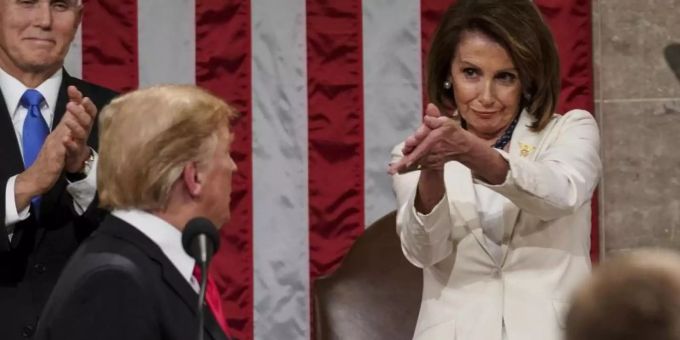 US-Präsident Donald Trump während seiner Rede zur Lage der Nation vor dem Kongress im Kapitol. Hinter ihm die Demokratin Nancy Pelosi. Foto: Doug Mills/Pool The New York Times/AP US-Präsident Donald Trump während seiner Rede zur Lage der Nation vor dem Kongress im Kapitol. Hinter ihm die Demokratin Nancy Pelosi. Foto: Doug Mills/Pool The New York Times/AP