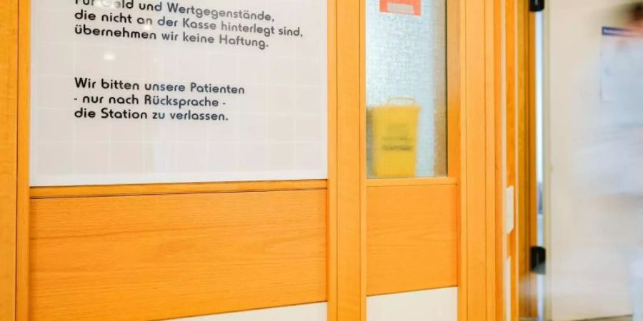 Auf den Stationen wird schon gewarnt: «ACHTUNG! Für Geld und Wertgegenstände, die nicht an der Kasse hinterlegt sind, übernehmen wir keine Haftung.» Foto: Uwe Anspach