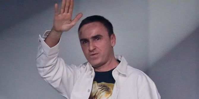 Raf Simons winkt nach der Präsentation seiner Kollektion in New York.