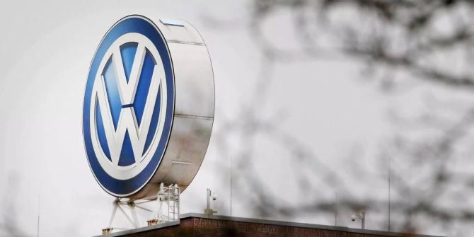 Das Logo von VW.
