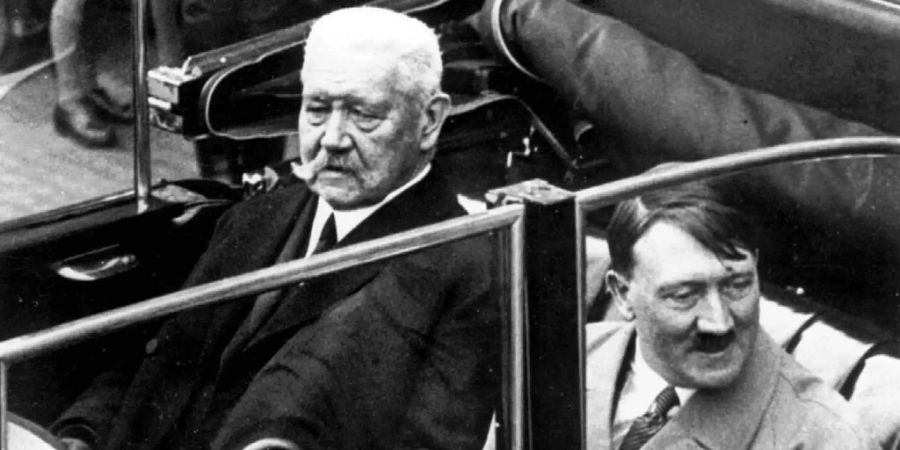 Paul von Hindenburg und Adolf Hitler in einem Auto.