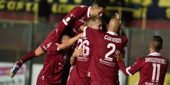 Die Spieler von Reggina jubeln nach dem Derbysieg. Reggina